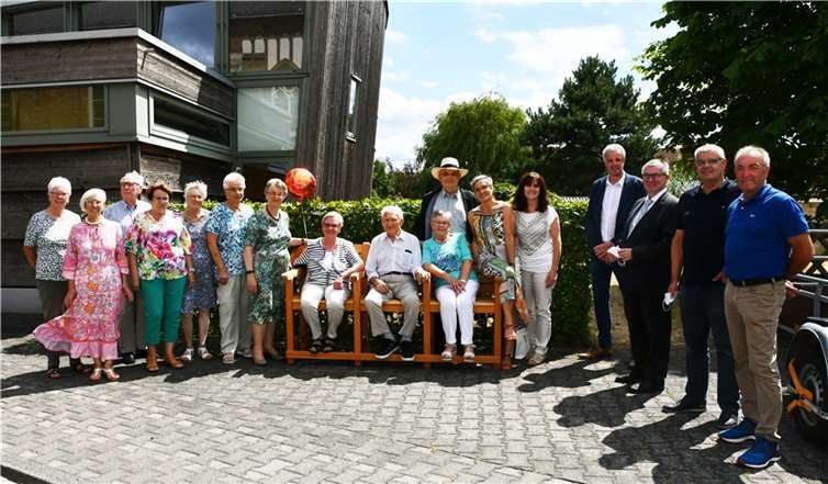 Die neue Seniorenbank dient als Treffpunkt für die Teilnehmer des Bewegungstreffs.  Foto: Kreisverwaltung Mayen-Koblenz