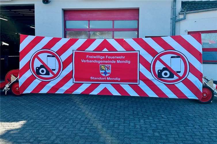 Die neue Sichtblende der Freiwilligen Feuerwehr Mendig soll neben dem Sichtschutz auch deutlich machen, dass das Filmen an Unfallstellen verboten ist.  Foto: Freiwillige Feuerwehr Mendig