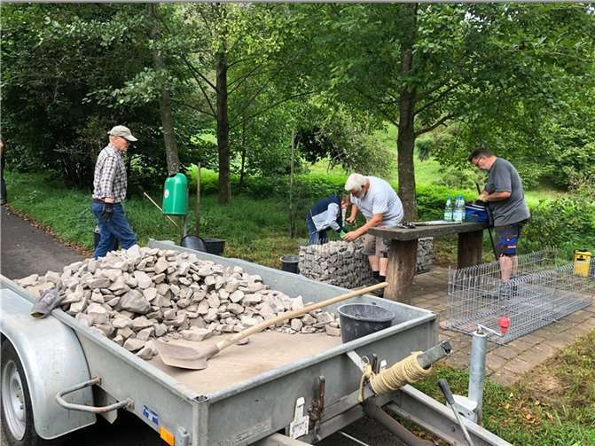 Die neue Sitzgruppe während der Erneuerung. Foto: Rudi Zenz