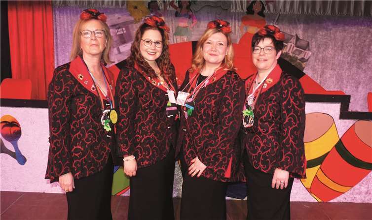 Die neue Sitzungspräsidentin und die 1. Vorsitzende Katharina Schmitt (2. v. l.) und Denise Rauch (3. v. l.) und ihre Vorgängerinnen Monika Schmitz (l.) und Ruth Kaiser (r.)