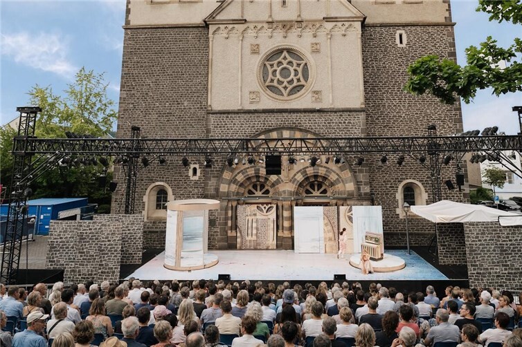 Die neue Spielstätte vor der Herz-Jesu-Kirche wird vom Publikum gut angenommen.