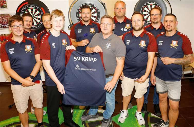 Die neue Steeldarts-Mannschaft des SV Kripp präsentiert stolz ihre gesponserten Shirts.  Foto: Thorsten Stephan