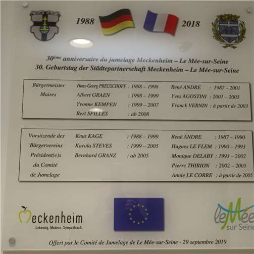 Die neue Stele mit den Namen der Bürgermeister sowie den Vorsitzenden der Partnerschaftsvereine seit Bestehen der Städtepartnerschaft.