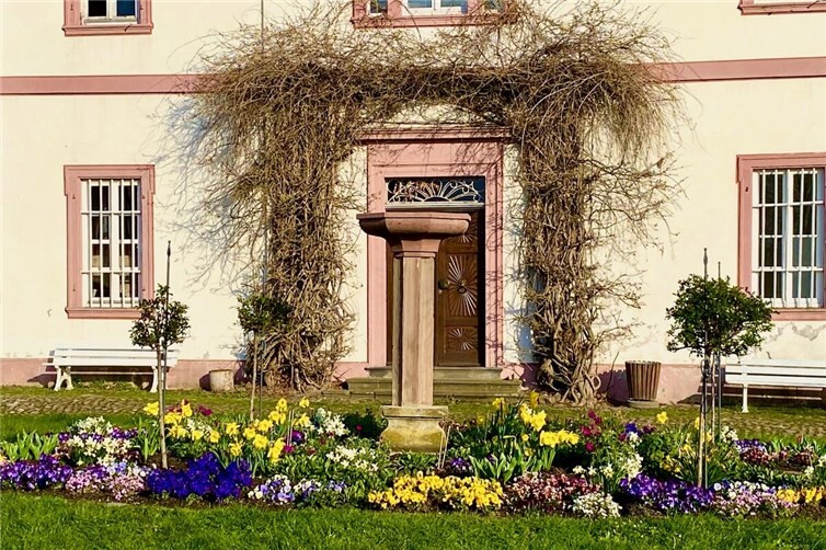 Die neue Stele vor dem Hauptportal der Abtei Rommersdorf