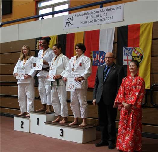 Die neue Südwestdeutsche Vizemeisterin Ileana Böttcher auf dem Siegertreppchen in Homburg. privat