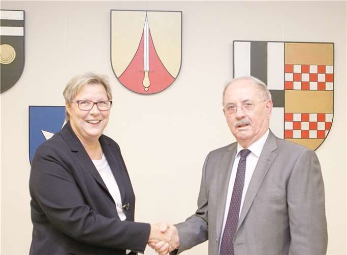 Die neue Swisttaler Bürgermeisterin Petra Kalkbrenner (CDU) wurde zu Beginn der jüngsten Gemeinderatssitzung vom ältesten Ratsmitglied Ernst Ostermann (SPD) vereidigt und in ihr Amt eingeführt.-JOST-