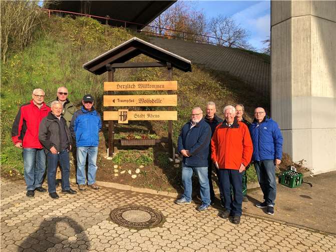 Die neue Tafel begrüßt die Wanderinnen und Wanderer am südlichen Stadtrand von Rhens. Quelle: Team Wolfsdelle