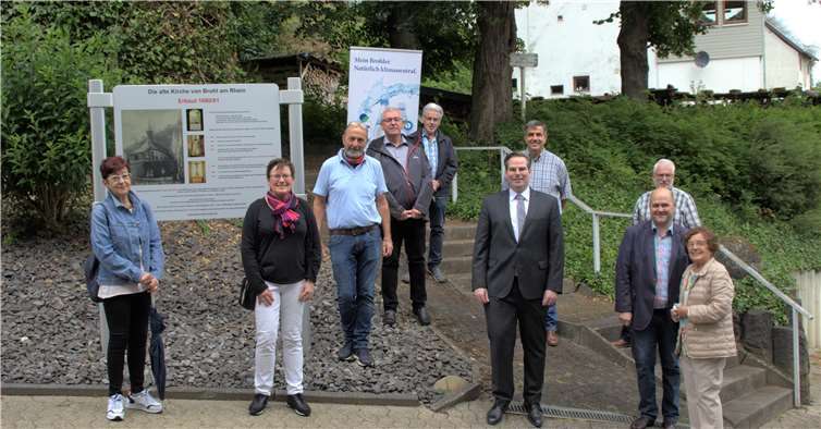 Die neue Tafel informiert Bürger und Wanderer über die historische Bedeutung des Platzes in der Rheingemeinde. Ortsbürgermeister Dr. Frank Gondert (5.v.r.) freute sich über so viel Engagement.Fotos: Privat