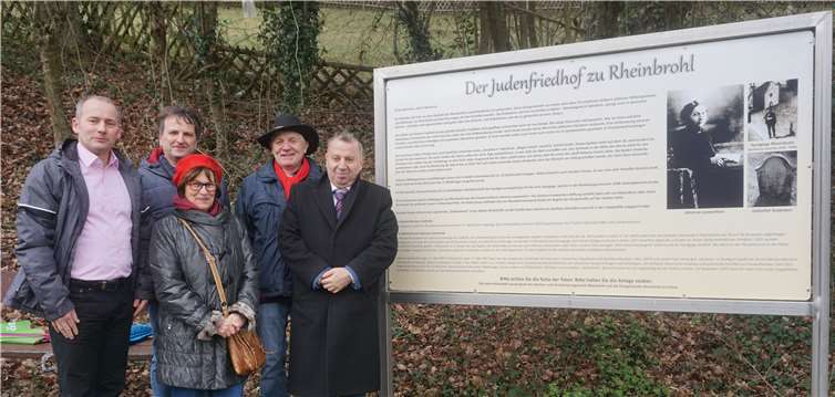 Die neue Tafel steht nun am Wegesrand vor dem Judenfriedhof (v.l.n.r.) Ortsbürgermeister Oliver Labonde, Dieter Scharrenbach, Carla Wilkes und Franz-Josef Heßler (alle Heimat- und Verschönerungsverein) sowie Avadislav Avadiev, Vorsitzender der Jüdischen Kultusgemeinde Koblenz. Foto: STUKO