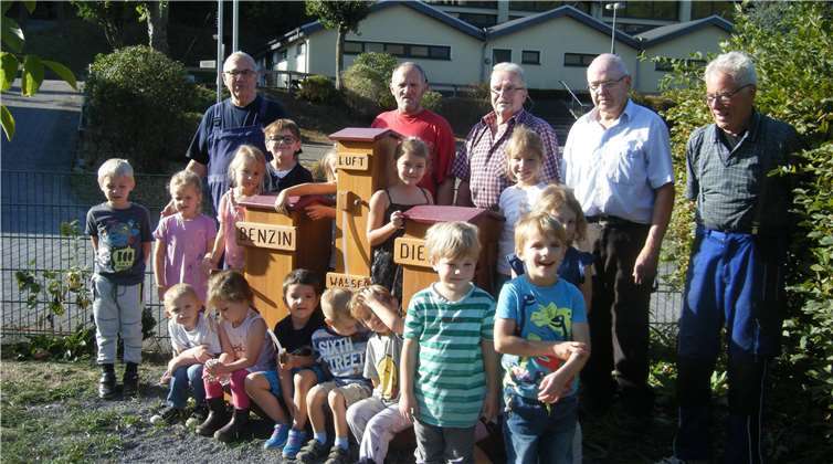 Die neue Tankstelle wurde von den Kindern freudig in Beschlag genommen.privat