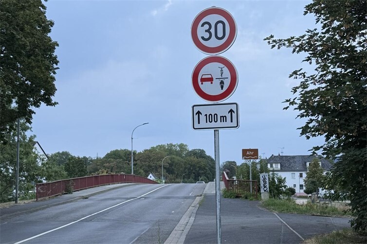 Die neue Tempo-30-Regelung an der Brücke Kölner Straße sorgte bei der Verkehrsschau des Sinziger Ortsbeirates für Diskussionsstoff. Bereits seit längerem setzt sich das Gremium für zusätzliche Maßnahmen zur Entschärfung des Verkehrsnadelöhrs ein.