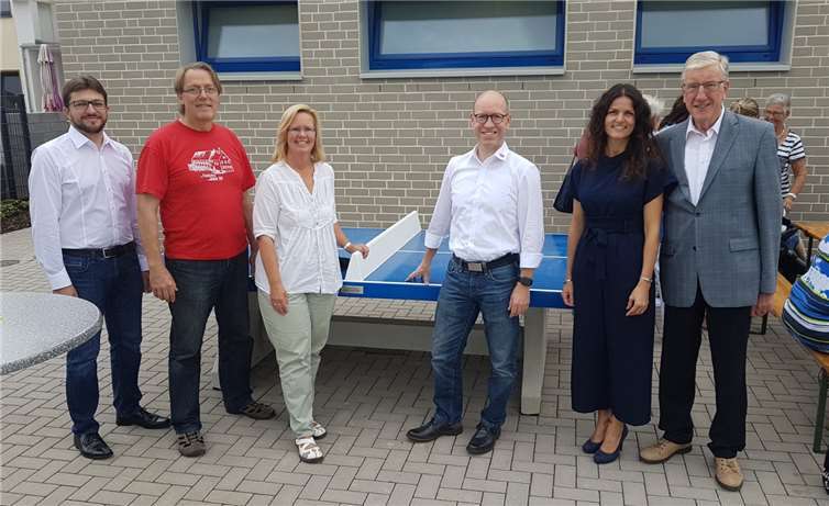 Die neue Tischtennisplatte schmückt nun den Schulhof der St. Peter und Paul Grundschule. Privat