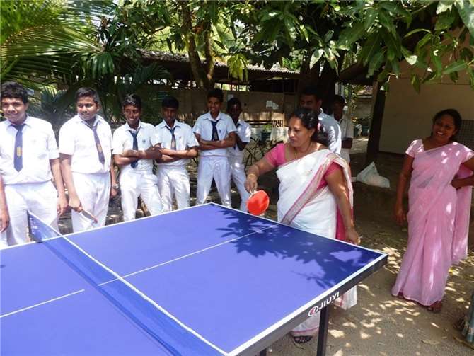 Die neue Tischtennisplatte wird mit Begeisterung genutzt.