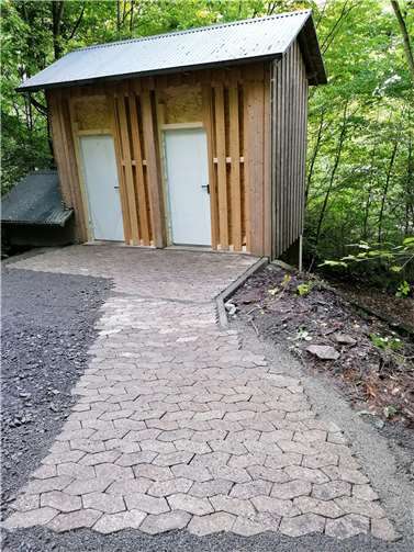 Die neue Toilettenanlage mit gepflastertem Zugang.