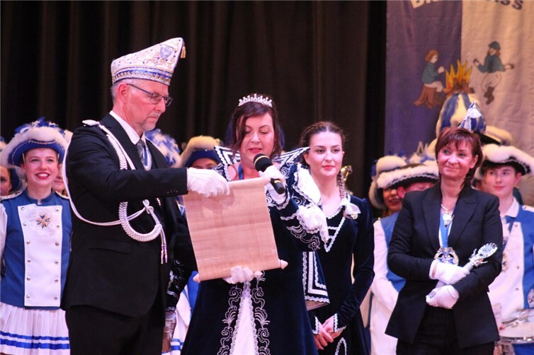 Die neue Tollität verlas ihre närrischen Paragraphen.