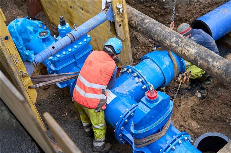 Die neue Trinkwasserleitung, die Richtung Rhein verläuft, wurde in das bestehende Wassernetz eingebunden.  Foto: Sascha Ditscher/evm