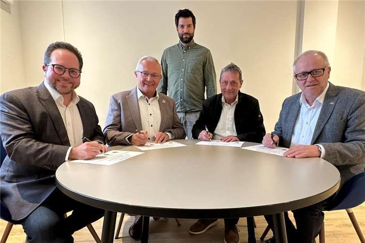 Die neue Urkunde zur Hochwasserpartnerschaft Wied-Saynbach wurde (von links nach rechts) vom 1. Kreisbeigeordneten Pascal Badziong, Mayen-Koblenz, von Landrat Achim Hallerbach, Landrat Achim Schwickert, Westerwaldkreis, und Landrat Dr. Peter Enders, Altenkirchen, unterzeichnet. Mit dabei: Michael Vogel von der Untere Wasserbehörde Neuwied.Foto: Thomas Herschbach