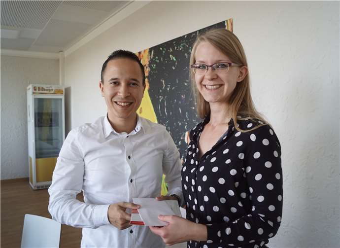 Die neue Vorsitzende Svenja Budde spricht dem scheidenden Vorsitzenden Faisal El Kasmi für seine langjährige Arbeit bei den Jusos ihre Anerkennung aus.Fotos: Jusos