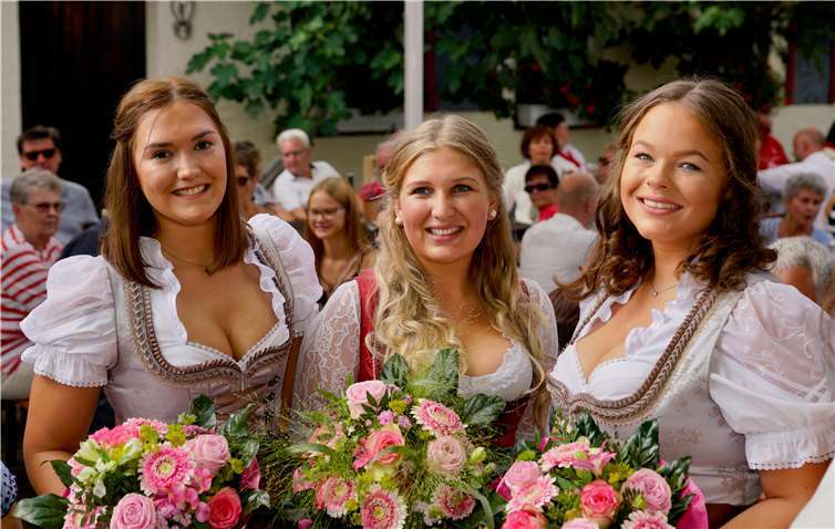 Die neue Walporzheimer Weinkönigin, Kathrin Harz (Mitte) mit ihren Prinzessinnen Sina Hoffmeyer und Shanice Boes (li.). Foto: -KG-