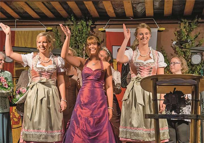 Die neue Weinkönigin Janina (Mitte) mit ihren Weinprinzessinen Michelle und Jana.