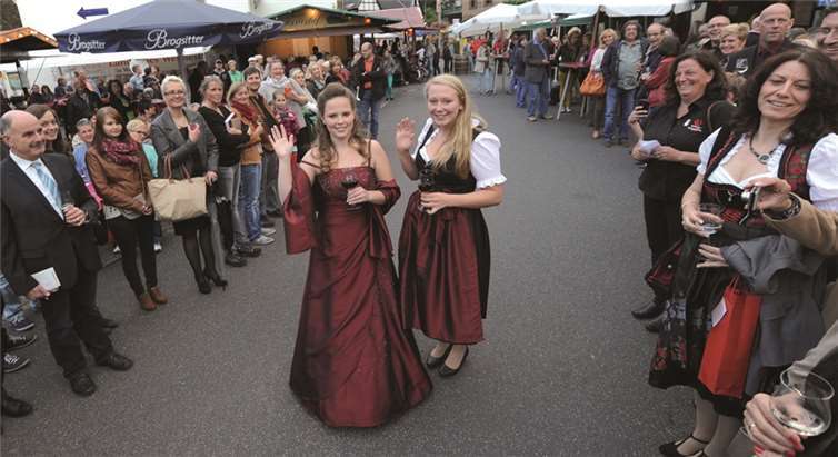 Die neue Weinkönigin Laura Witthaus (l.) und Prinzessin Danja Kuhnig grüßten die Festgäste in Walporzheim. FIX