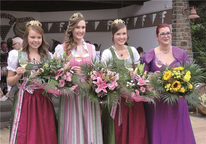 Die neue Weinkönigin Maren I. hat mit ihren Prinzessinnen Leonie und Julia die Regentschaft übernommen. privat