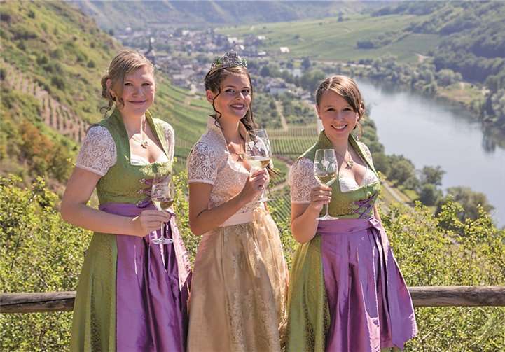 Die neue Weinkönigin Maria Steuer I., links Weinprinzessin Franziska Stein, rechts Weinprinzessin Anne Stein. Privat