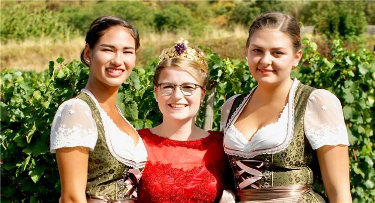 Die neue Weinkönigin Michaela Eller mit den Weinprinzessinnen Annika Rech und Annabell Stodden.