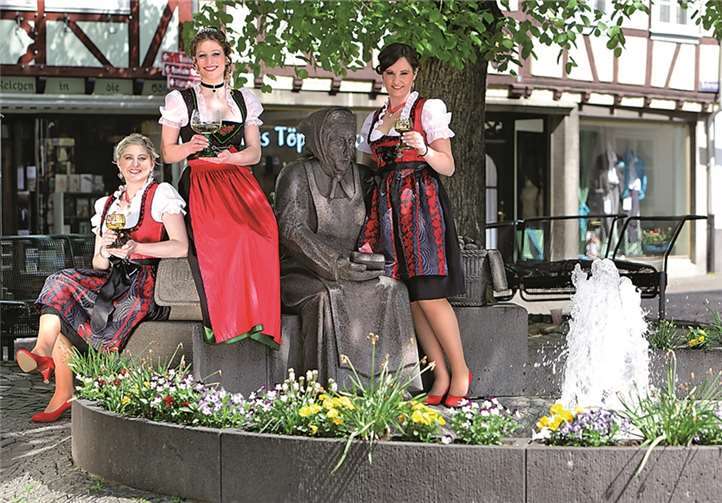 Die neue Weinkönigin Nora, mit ihren Weinprinzessinnen Mona und Christina. foto-creativ