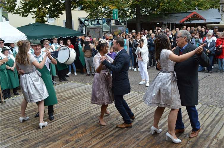 Die neue Weinkönigin beim Tanz mit dem Bürgermeister.