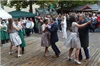 Die neue Weinkönigin beim Tanz mit dem Bürgermeister.