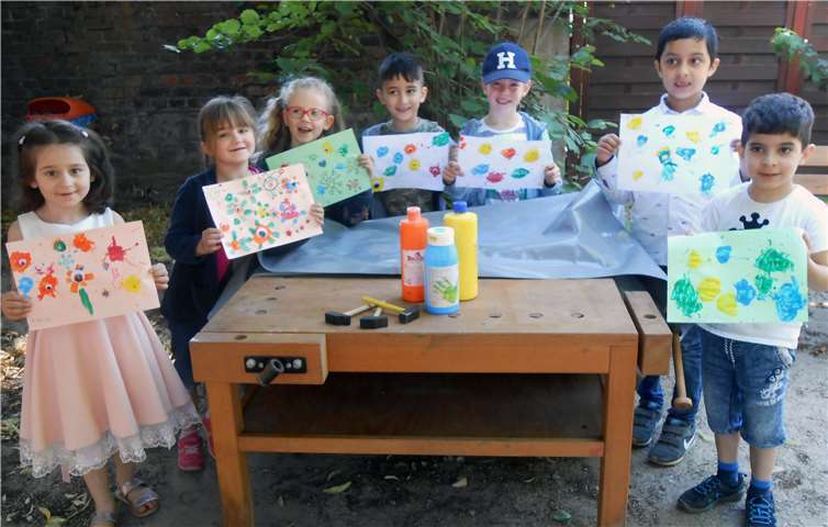 Die neue Werkbank wurde sofort in Beschlag genommen. Die Kinder fertigten kleine Corona-Kunstwerke an. Foto: privat
