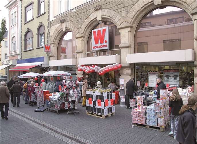 Die neue Woolworth-Filiale feierte in der Andernacher Bahnhofstraße Neueröffnung. -WAMFO.DE-