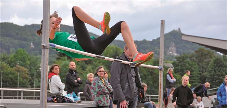 Die neue doppelte Kreisrekordhalterin Klara Engel beim Hochsprung.privat