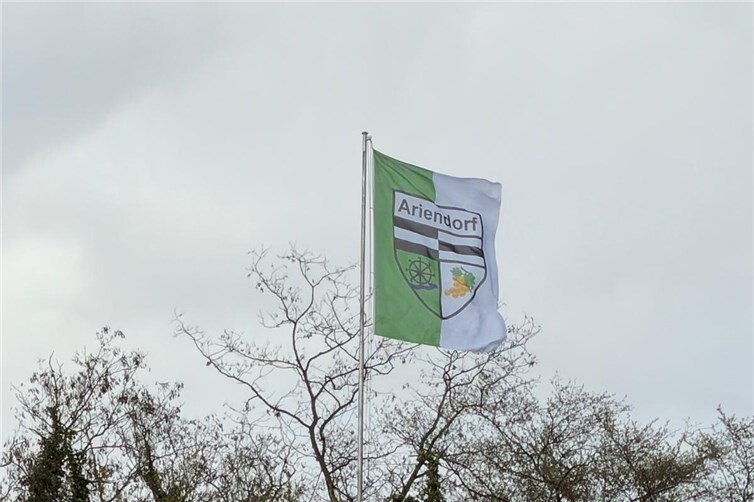 Die neue grün-weiße Wappenfahne weht über der „Helle Au“.