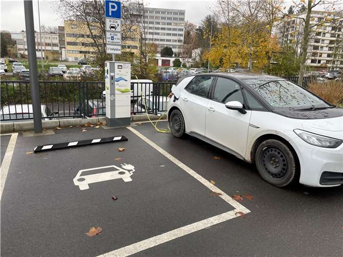 Die neue, öffentliche Ladesäule auf dem Betriebsgelände der Ahrtal-Werke im Dahlienweg wird bereits intensiv genutzt.Foto: Ahrtal-Werke GmbH