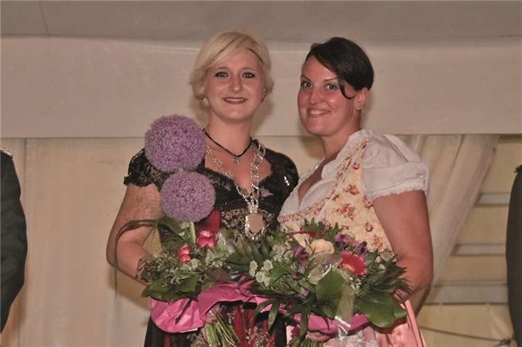 Die neue und die alte Bürgerkönigin von links: Nicole Erlemann und Natascha Bayer.