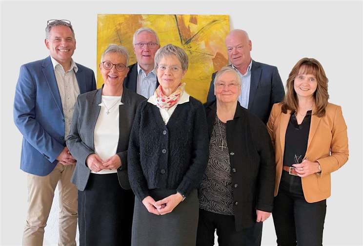 Die neue und die bisherige Vorsitzende des Kuratoriums der Waldbreitbacher Hospiz-Stiftung: Schwester M. Michaele Rohde (Bildmitte) und Schwester Edith-Maria Magar (2. von links). Der Vorstand der Hospizstiftung Dietmar Bochert, Christoph Drolshagen, Bernhard Inden und Sabine Holl, bedankten sich und freuen sich auf die weitere Zusammenarbeit. Mit auf dem Bild die ehemalige stellvertretende Kuratoriumsvorsitzende Schwester Marianne Meyer (3. von rechts).  Foto: Anja Loudovici