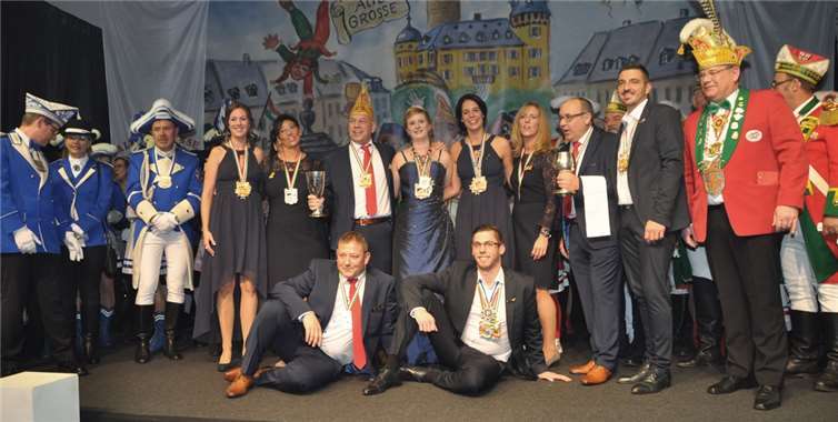 Die „neue“ und die „scheidende“ Mannschaft mit Präsident und Kommandanten auf der Bühne. Das war ein toller Anblick. B.Schmitz