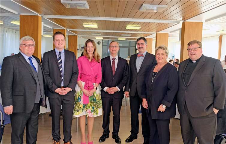 Die neuen Ärzte am St. Nikolaus-Stiftshospital wurden mit einer Feier begrüßt: (v.l.) Thomas Schwade (Vorsitzender des Verwaltungsrats der Stiftung), Dr. Matthias Büchter (Chefarzt Innere Medizin), Dr. Anke Türoff (Leitende Ärztin Zentrale Notfallaufnahme), Prof. Dr. Martin Wolff (Ärztlicher Direktor), Dr. Wolfgang Boos (Stellvertretender Ärztlicher Direktor), Cornelia Kaltenborn (Geschäftsführerin der St. Nikolaus-Stiftshospital GmbH), Pfarrer Stefan Dumont.Foto: privat