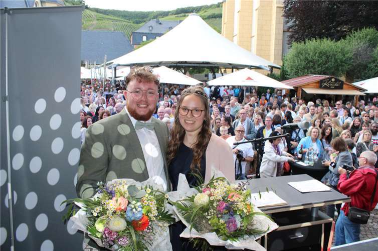 Felix Lüdenbach ist der erste Ahrweinkönig Die neuen Ahrwein-Majestäten 2025/26: Ahrweinkönig Felix Lüdenbach und Ahrweinprinzessin Katharina Bongart. Fotos: DU