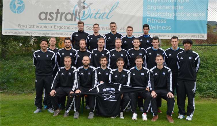 Die neuen Aufwärmshirts gestiftet vom Weinhaus Berg haben sich die Bremmer Fußballer durch gute Leistungen verdient.LS