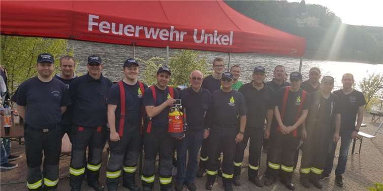 Die neuen Ausrüstungsgegenstände wurden an die Aktiven der Feuerwehr übergeben.  privat