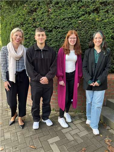 Drei Nachwuchskräfte Die neuen Auszubildenden Max Bendel, Vanessa Retterath und Viktoria Eiteneier (von links nach rechts) mit der stellv. Amtsleiterin Hanna Trossen (links). Foto: Finanzamt Bad Neuenahr-Ahrweiler
