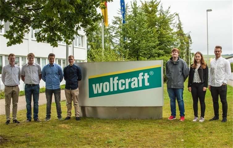 Die neuen Auszubildenden. V.l. Yannik Durben, Lasse Thies, Marco Zabbei, Lukas Schneider, Nico Kramkowski, Lena Burchert, Christian Palm. Privat