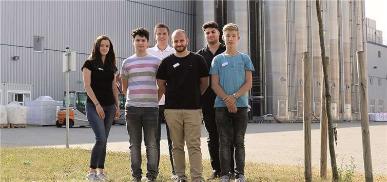 Die neuen Auszubildenden der AKRO-PLASTIC GmbH: v.li. Katharina Profittlich, Tayfun Yildiz, Maximilian Mikulla, Sebastian Schmidt, Melih Tümkaya und Andrej Nicolai.privat