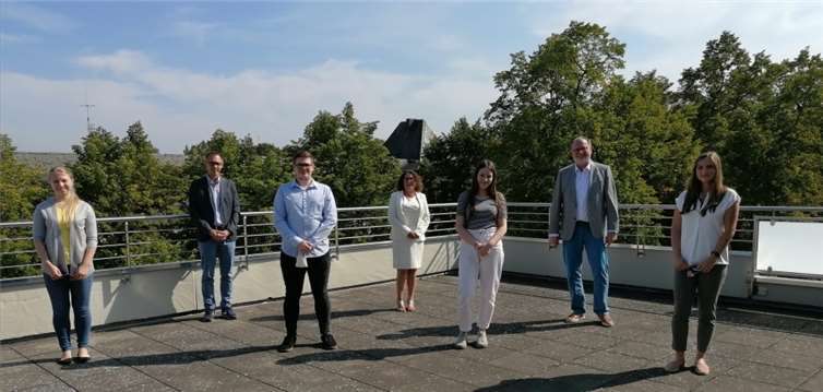 Die neuen Auszubildenden der Arbeitsagentur (vorne v.l.n.r.:) Xenia Vasiliev, Sven Stinner, Michelle Braun und Fabienne Weber wurden in Rahmen einer kleinen Feier von (hinten v.l.n.r.) Jens Neuroth (Bereichsleiter), Birgit Kelter (Ausbildungsleiterin) und Karl-Ernst Starfeld (Agenturchef) willkommen geheißen.