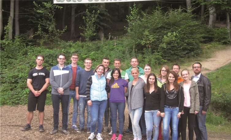 Die neuen Auszubildenden der Kreissparkasse Ahrweiler absolvierten gemeinsam mit ihren Ausbildern Katja Figura und Michael Bick ein Teambildungstraining im Kletterpark Bad Neuenahr. privat
