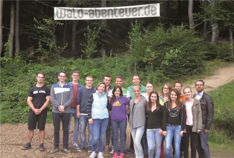 Die neuen Auszubildenden der Kreissparkasse Ahrweiler absolvierten gemeinsam mit ihren Ausbildern Katja Figura und Michael Bick ein Teambildungstraining im Kletterpark Bad Neuenahr. privat