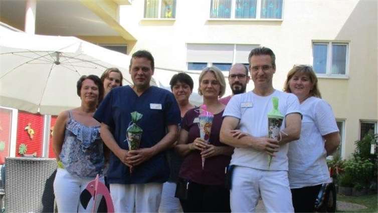 Die neuen Auszubildenden erhielten eine kleine Schultüte zum Start überreicht, Vera Herbst, Hanno Herbst und r Gottfrois (es fehlten Petra Hardtke und Sarah Labonde). privat